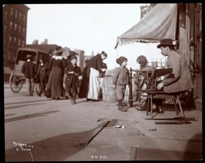 Udsigt til en kræmmer på 7th Avenue, New York, 1903 (sølvgelatineprint)